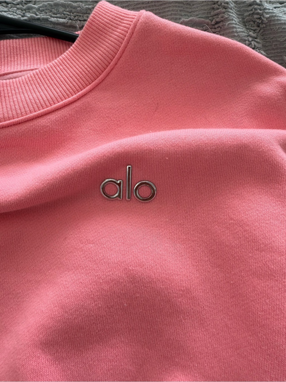 Alo neon bubblegum cropped accolade - Picture 5 of 6